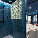Arc De Triomphe Romantic Jacuzzi Saphir *